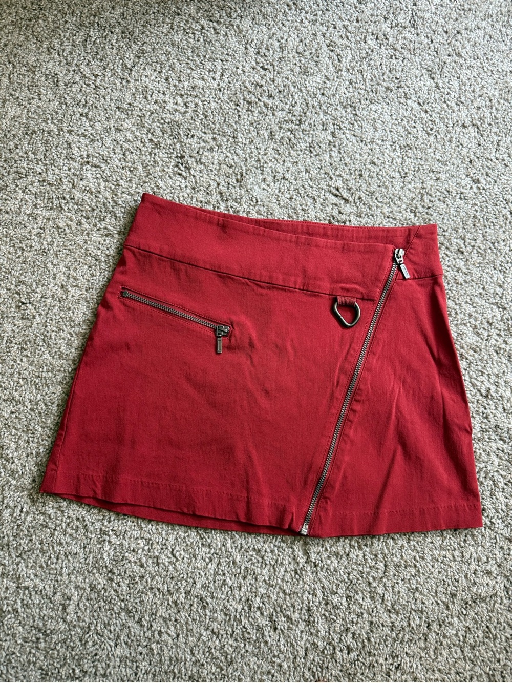 silence + noise red mini skirt with heart-ring and diagonal zip